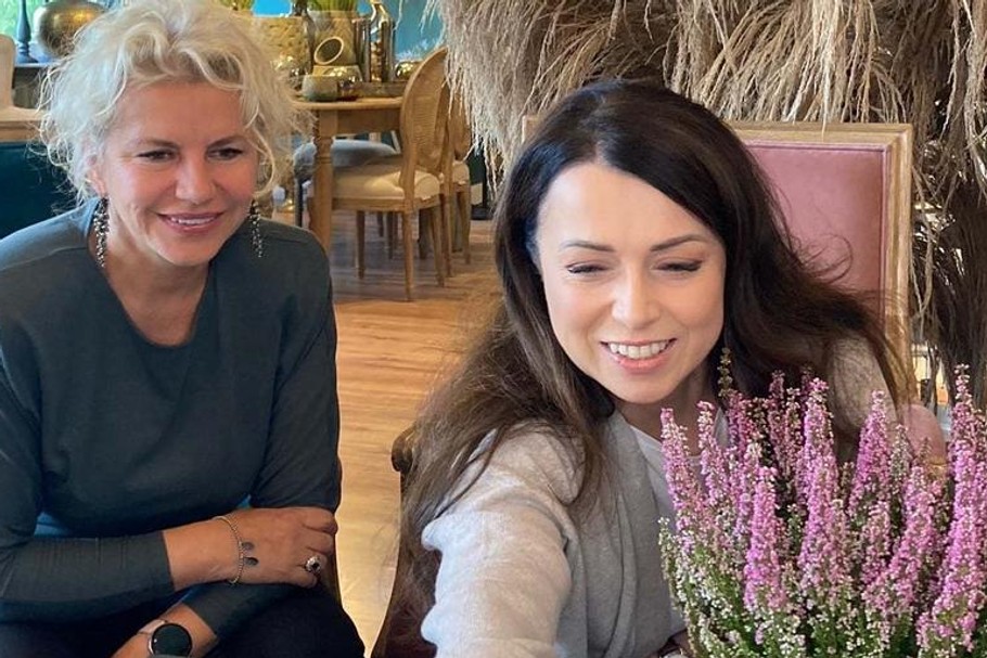 Od lewej: Agnieszka Kowalska, szefowa Belldeco oraz Katarzyna Pakosińska, aktorka, w trakcie live`a na Instagramie z warszawskiego showroomu Belldeco, wrzesień 2021 r.