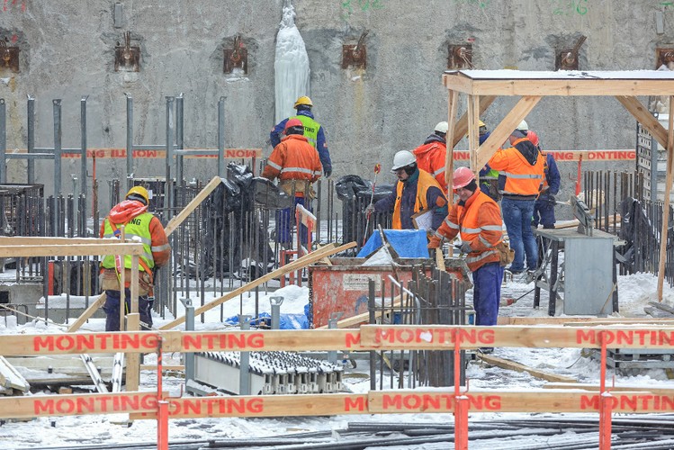 Jak poinformował wykonawca, w harmonogramie budowy zapisane jest, że jedno piętro wieżowca będzie powstawać w ciągu 1 tygodnia. W przypadku dwóch pozostałych, niższych budynków budowanego kompleksu - jedno piętro w 3 tygodnie. Wszystkie trzy konstrukcje będą budowane jednocześnie.