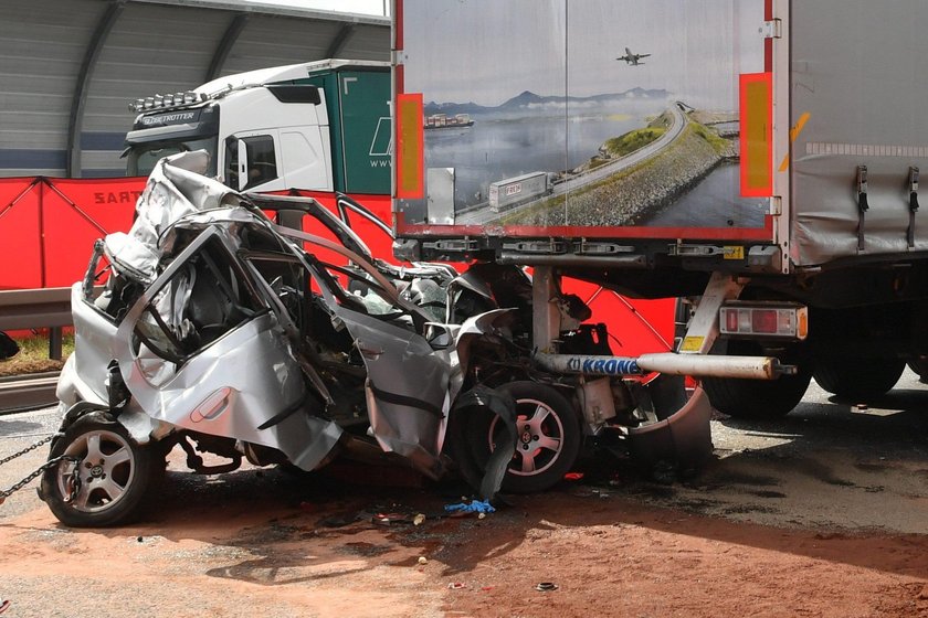 Horror na S8. Auto zgniecione przez TIR-y