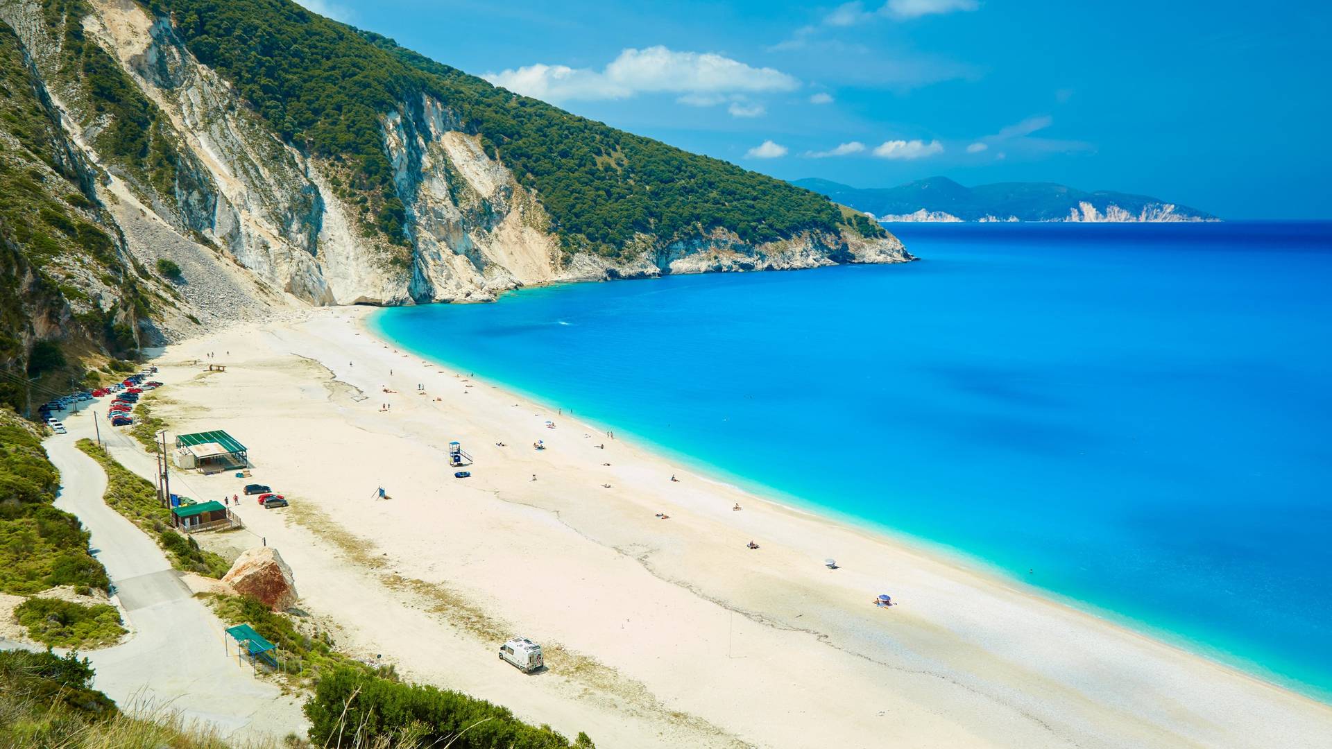 Grci su danas otvorili plaže i slika je nerealna: Redovi, dronovi nad ležaljkama i upozorenja sa razglasa (VIDEO)