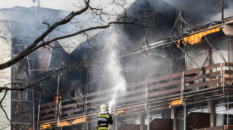 A tűz jelentős kárt okozott, elkezdték az újjáépítést /fotó: Zsolnai Péter