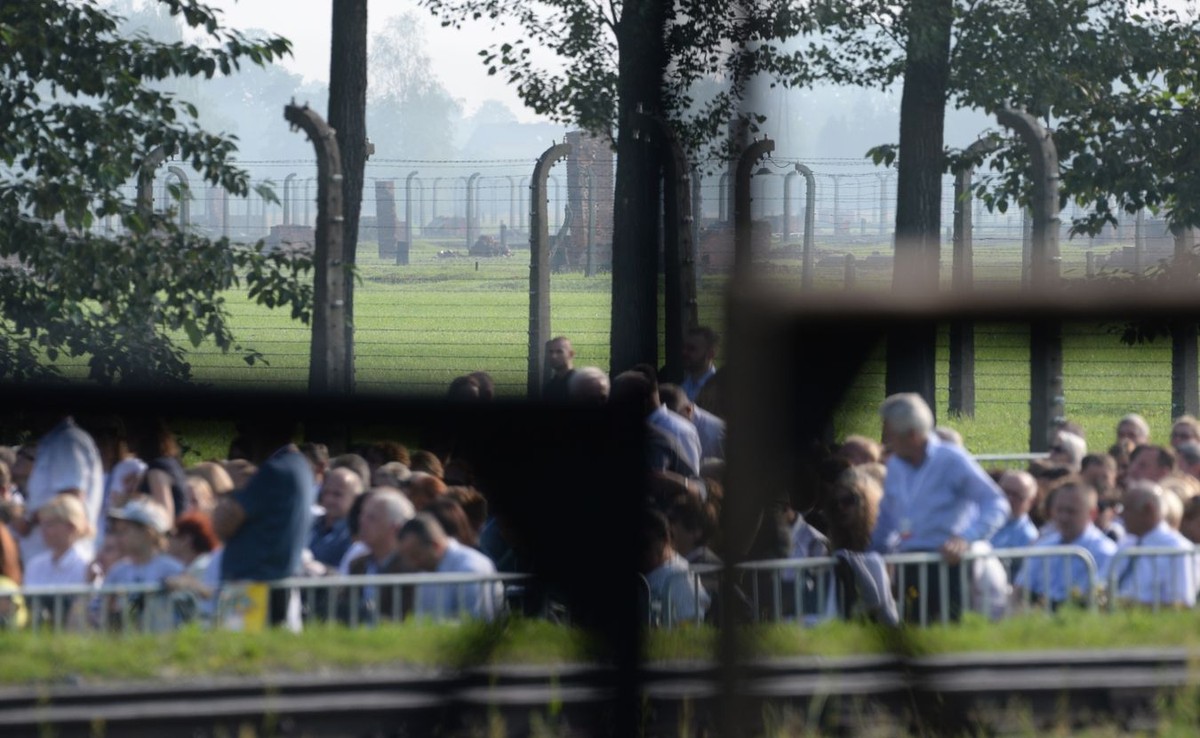 Pielgrzymi oczekują na papieża w Auschwitz