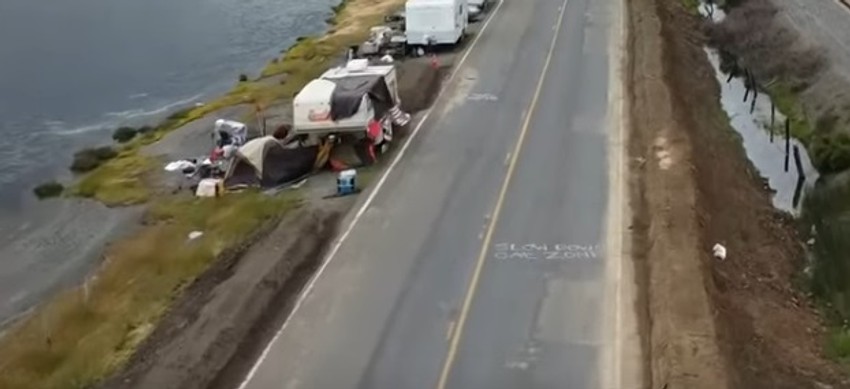 Kamp duž autoputa 101 u Kaliforniji