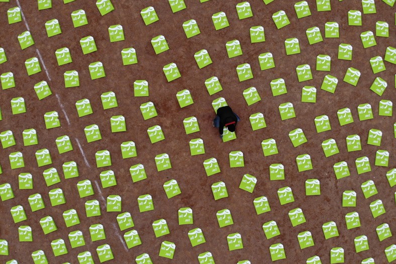Campaña de llenado gratuito de bolsas de alimentos en Ginebra.