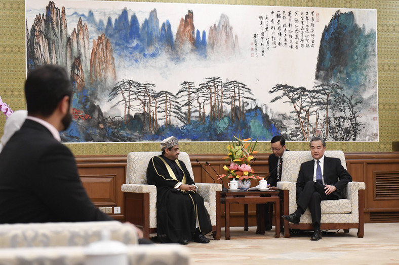Ambasador Omanu w Pekinie z chińskim ministrem spraw zagranicznych Wangiem Yi (2019 r.)