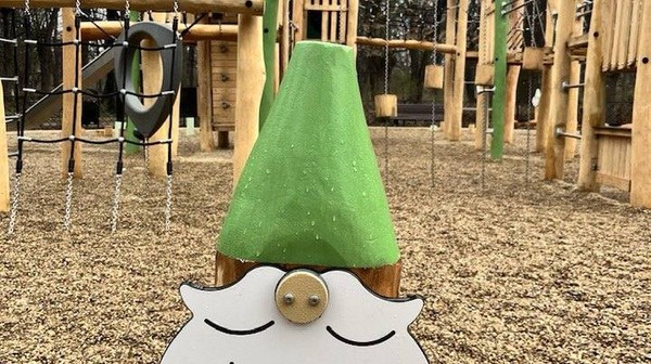 Stary plac zabaw w tym miejscu cieszył się ogromną popularnością, ale był bardzo zużyty i coraz mniej bezpieczny. Stąd te zmiany. 