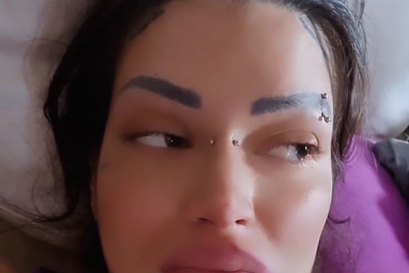 NAŠA PEVAČICA PALA U KREVET Oglasila se na mrežama o zdravstvenom stanju: "Ne budite kao ja"