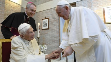 Poważny stan Benedykta XVI. Papież Franciszek prosi o modlitwę