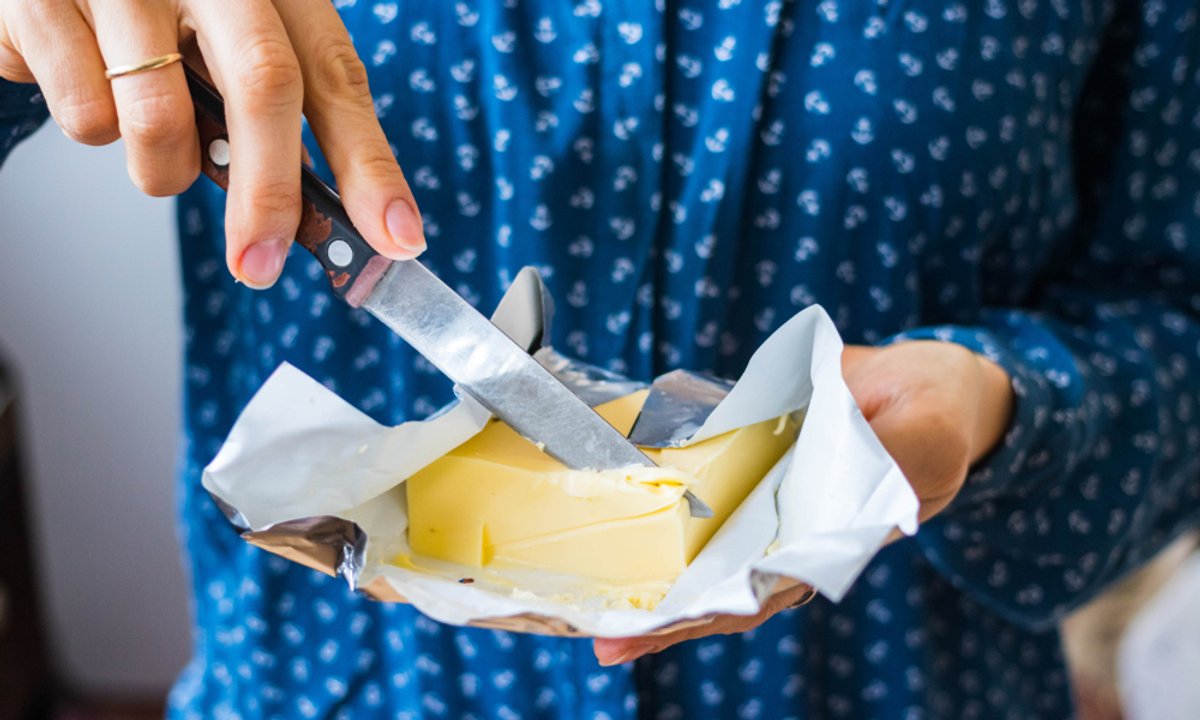 Gdzie wyrzucić papierek po maśle? Przez ten nawyk trafia do złego pojemnika