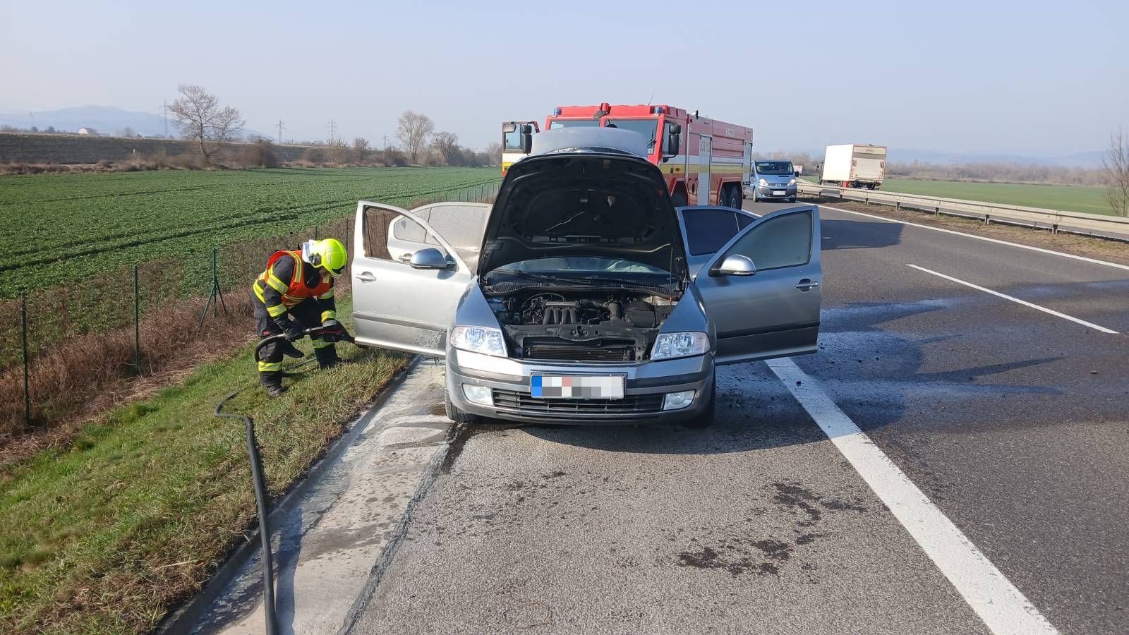 Na diaľnici pri Považskej Bystrici horelo auto. 