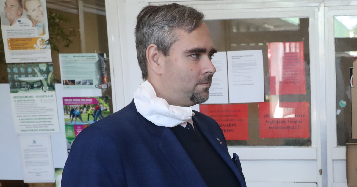 Elkezdődött az alakuló ülés Óbudán, a börtönből esküdött fel Kiss László