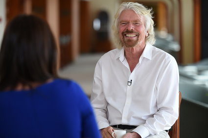 "Klienci nie są najważniejsi, pracownicy są". 5 cytatów Richarda Bransona pokazujących, jak być liderem