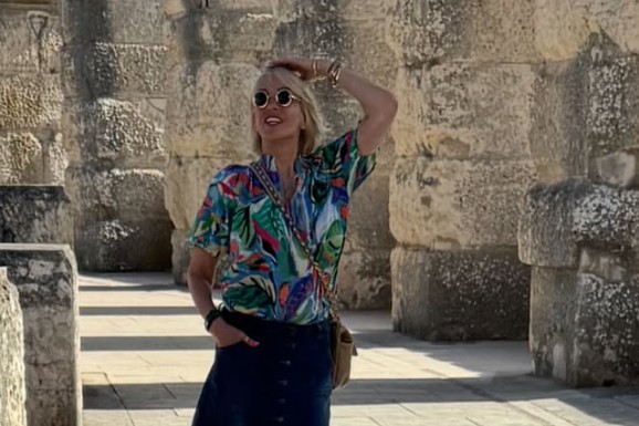 ANA DIVAC U ŠIK IZDANJU OBILAZI SVET Obukla šarenu košulju, teksas suknju i ne skida osmeh sa lica: Uživa za sve pare