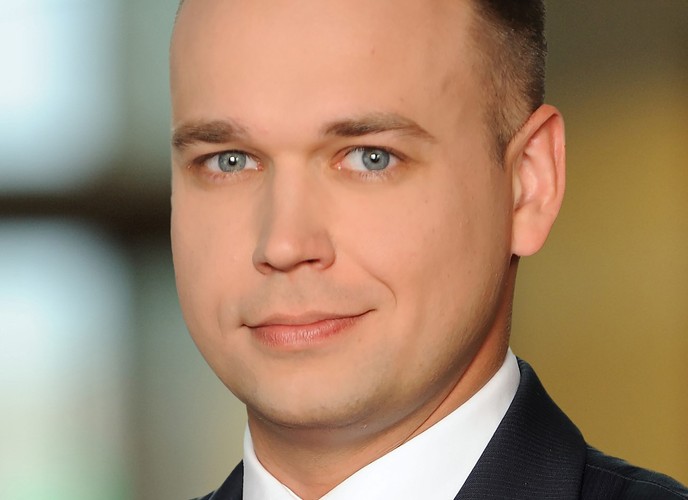 <strong>10. Filip Balcerzak</strong>
<br></br>
Adwokat w Polsce i w Hiszpanii (abogado, członek Ilustre Colegio de Abogados de Madrid), pracuje w zespole postępowań sądowych i arbitrażowych (szeroko rozumiany Dispute Resolution), specjalizuje się w rozwiązywaniu sporów gospodarczych, ze szczególnym uwzględnieniem arbitrażu inwestycyjnego; w ramach tej specjalizacji doradza zarówno zagranicznym inwestorom, którzy dokonują inwestycji w Polsce, jak i polskim podmiotom, które inwestują za granicą, a także państwom, które zostały notyfikowane o sporze inwestycyjnym.