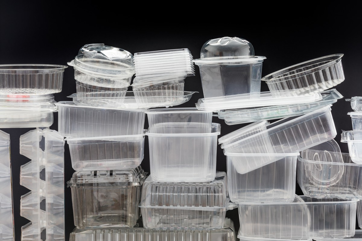 MF wyjaśniło, co z VAT od opłaty za plastikowe opakowania