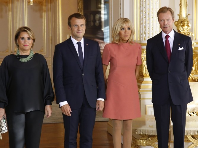 Księżna Maria Teresa, Emmanuel i Brigitte Macronowie oraz książę Henryk