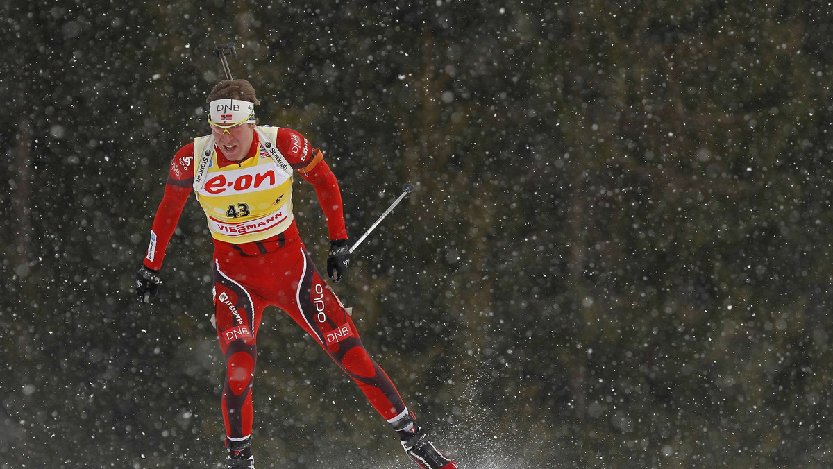 Lider klasyfikacji generalnej Pucharu Świata Norweg Emil Hegle Svendsen zwyciężył w niedzielnym biegu na 15 km ze startu wspólnego w zawodach biathlonowego Pucharu Świata w Oslo-Holmenkollen. Polacy nie startowali.