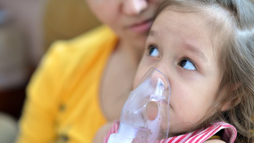 W ciągu 30 dni obserwacji powikłania takie, jak zapalenie płuc i niedotlenienie, występowały częściej wśród dzieci z COVID-19 niż hospitalizowanych dzieci z grypą