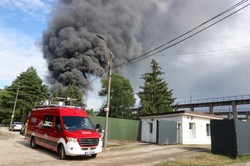 Eksplozje i gigantyczny pożar w Woli Łaskiej. Są ranni