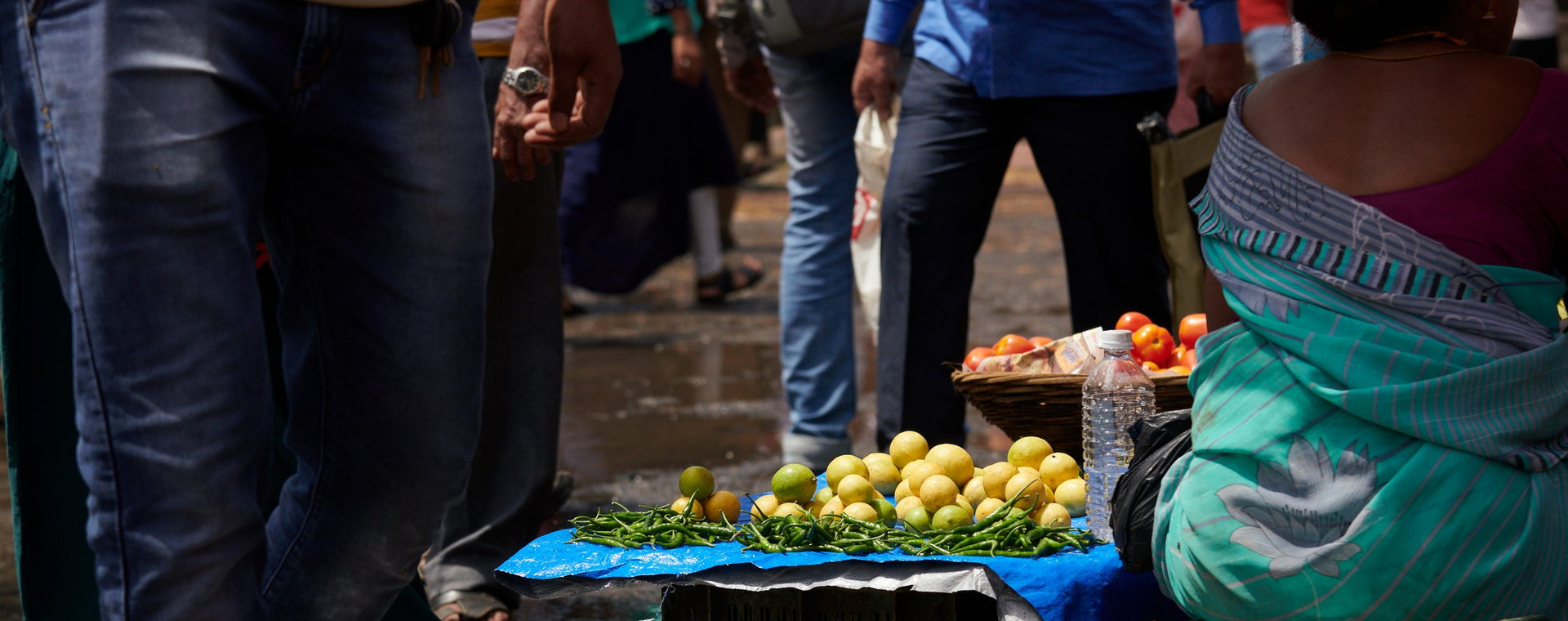 Sprzedawcy warzyw i owoców na targu przed stacją kolejową Ambernath w Bombaju