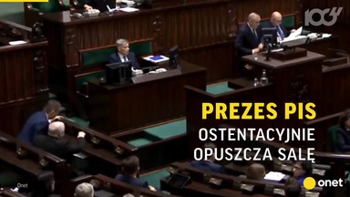 Prezes PiS ostentacyjnie opuszcza salę