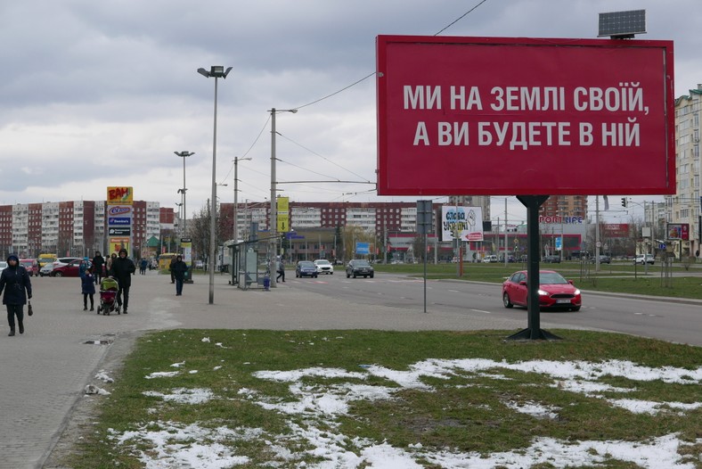 Przydrożny bilbord. Przesłanie dla rosyjskich żołnierzy: "My jesteśmy na naszej ziemi. Ty będziesz w niej"