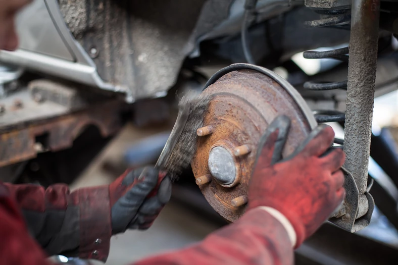 W pośpiechu mechanicy często rezygnują z ważnych czynności, takich jak choćby oczyszczenie miejsc, w których obręcz przylega do piasty.