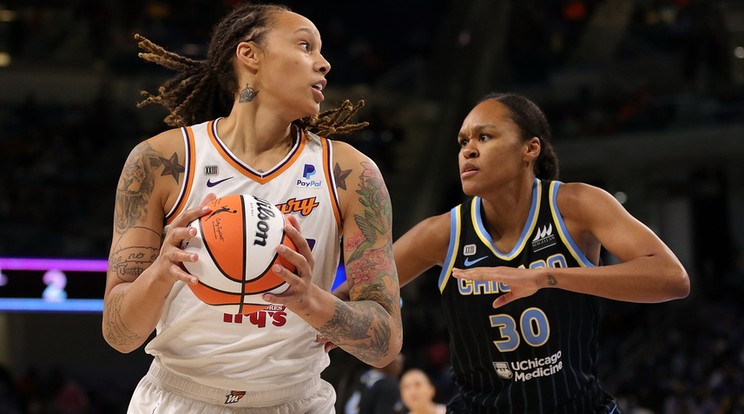 Brittney Griner (balra) poggyászában hasisolajat találtak, bűnösnek vallotta magát, hogy enyhébb legyen az ítélet/Getty Images