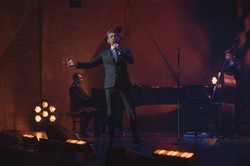 Matt Dusk śpiewa Sinatrę. Artysta wraca do Polski na kameralny koncert. Znamy datę