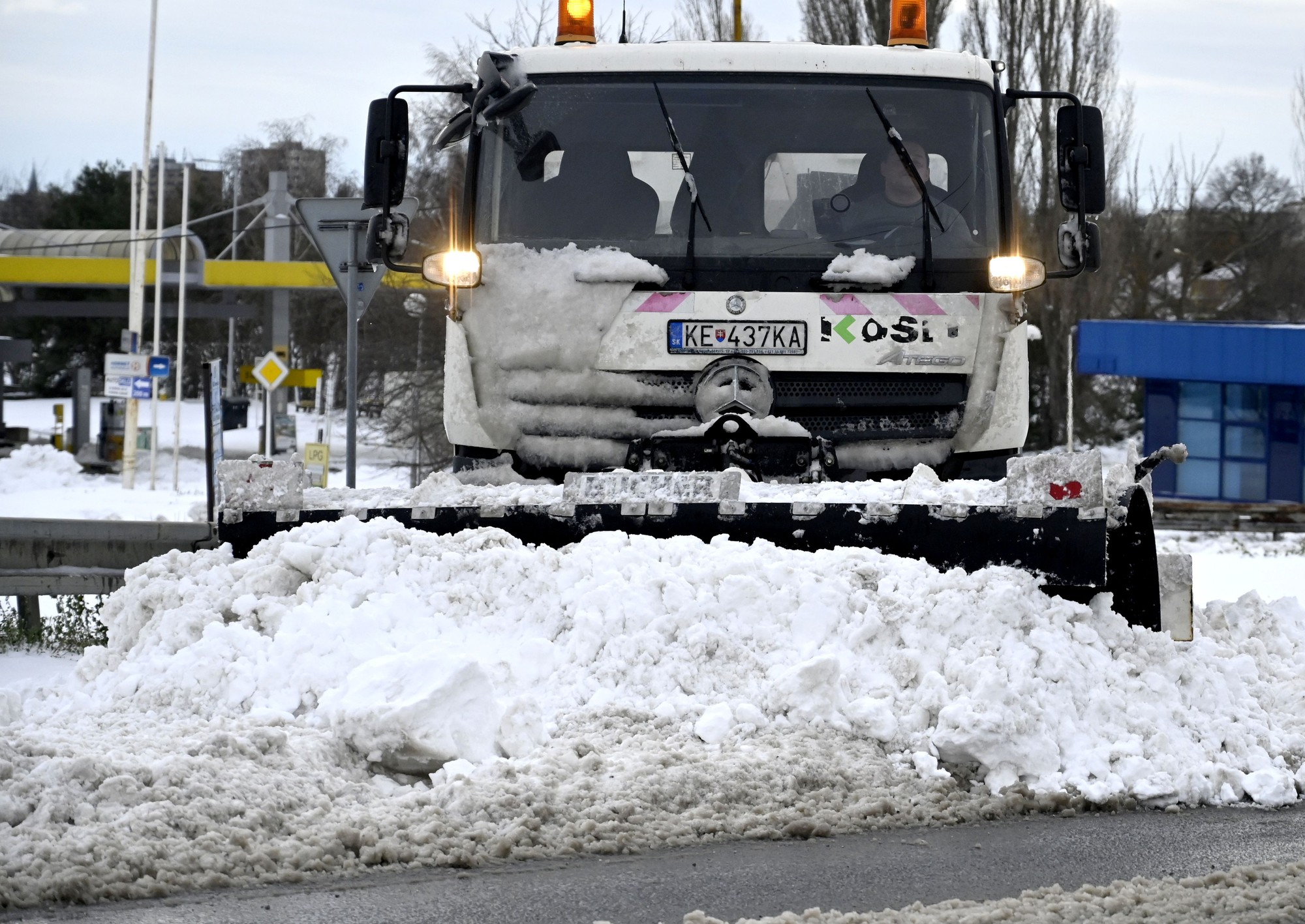 Na východnom Slovensku do nedele rána nasnežilo miestami 15 až 30 centimetrov snehu, ojedinele aj viac.
