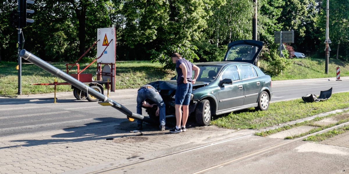 24-latek wjechał oplem astrą w sygnalizator na al. Unii Lubelskiej w Łodzi