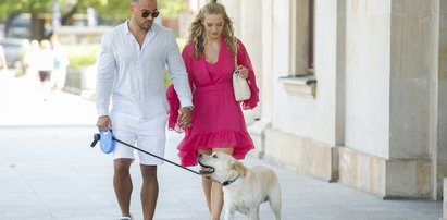 Karolina Pisarek wybrała się z mężem i psem na spacer. Buty Rogera Salli wprawiają w osłupienie. Nie chodzi o wygląd [ZDJĘCIA]