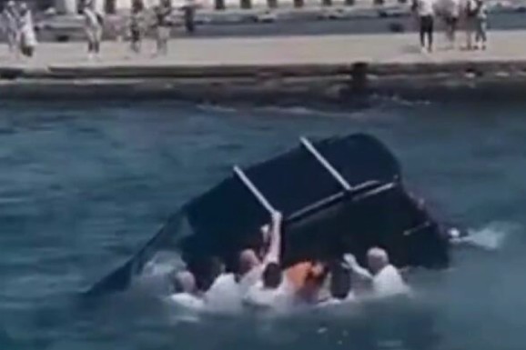(VIDEO) AUTO UPAO U MORE, VOJSKA SE UKLJUČILA! Drama na Jadranu, snimljena DRAMATIČNA akcija spasavanja muškarca (41)