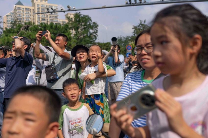 Građani na vojnoj paradi u Pekingu