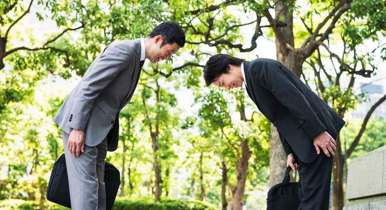 japanese-bowing-greeting-customs