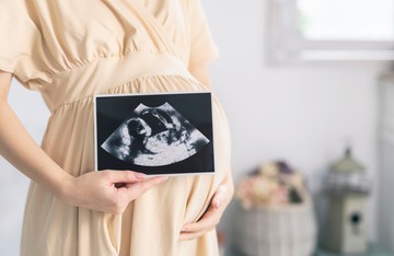 A veleszületett szifilisz története messzi évszázadokra nyúlik vissza, ám manapság ismét emelkedik a szifilisszel született babák száma annak ellenére, hogy ez a súlyos örökség egyszerű szűréssel és idejekorán végzett kezeléssel megelőzhető vagy mérsékelhető.