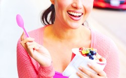 Dlaczego na zębach pojawiają się przebarwienia? Najczęstsze przyczyny