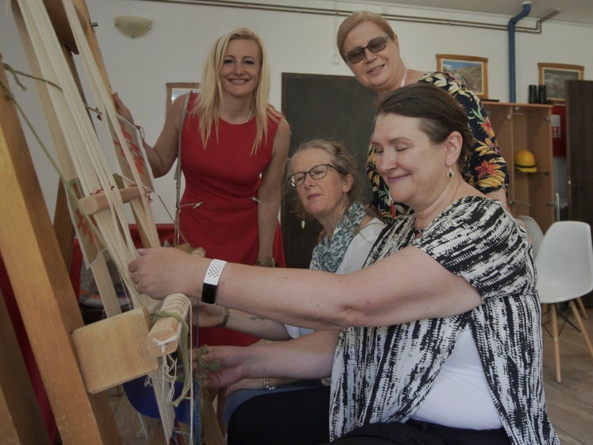 Ambasadorka Kanade Kati Čaba i supruga američkog ambasadora En Godfri oprobale su se na razboju 