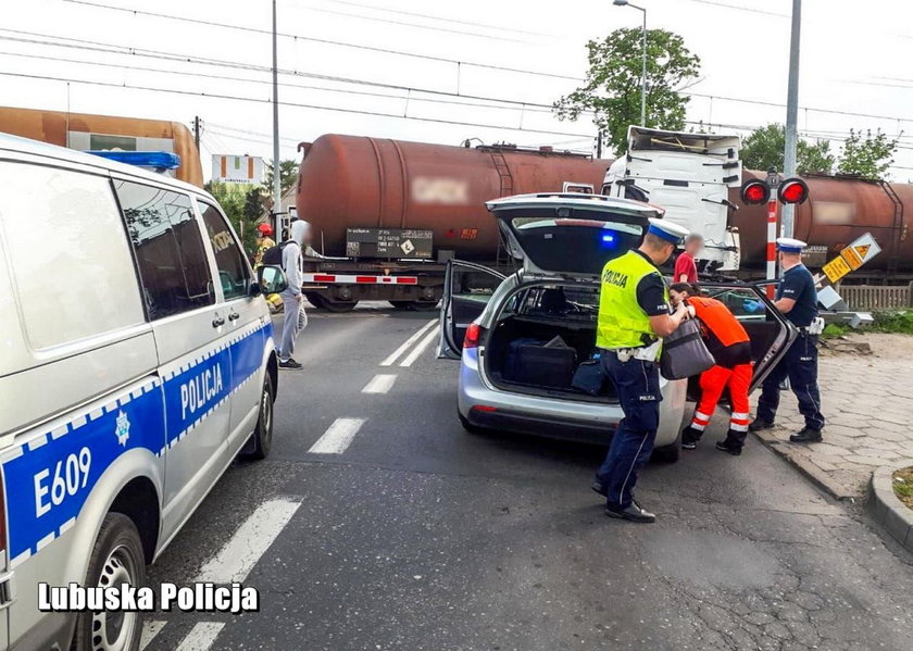 Świebodzin: Groźny wypadek. Tir wjechał pod pociąg. Kierowca był pijany