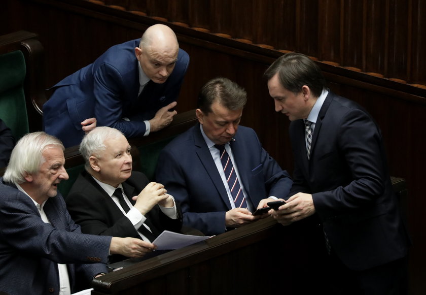 Jarosław Kaczyński pośród ważnych polityków ZP
