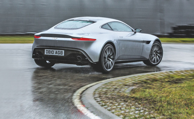 Aston Martin DB10 - Bond idzie bokiem