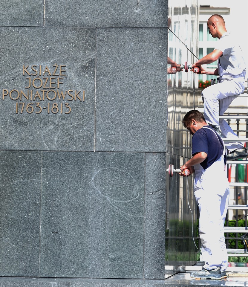 WARSZAWA CZYSZCZENIE POMNIKA PRZED WIZYTĄ BARACKA OBAMY