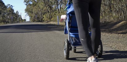 Cofał auto, wjechał w mężczyznę z wózkiem. Dziecko w szpitalu!