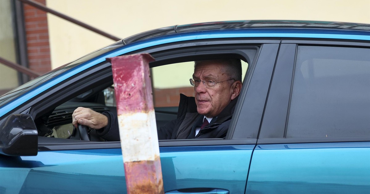 Karczewski zajechał nowym samochodem na Nowogrodzką. Tani on nie jest