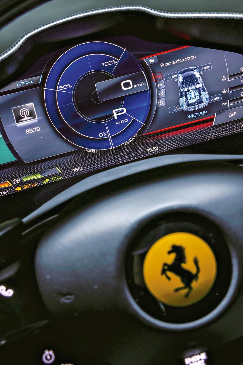 Ferrari 296 GTB ma 25 km "elektrycznego" zasięgu. W trybie czysto elektrycznym rozwija prędkość maksymalną 135 km/h