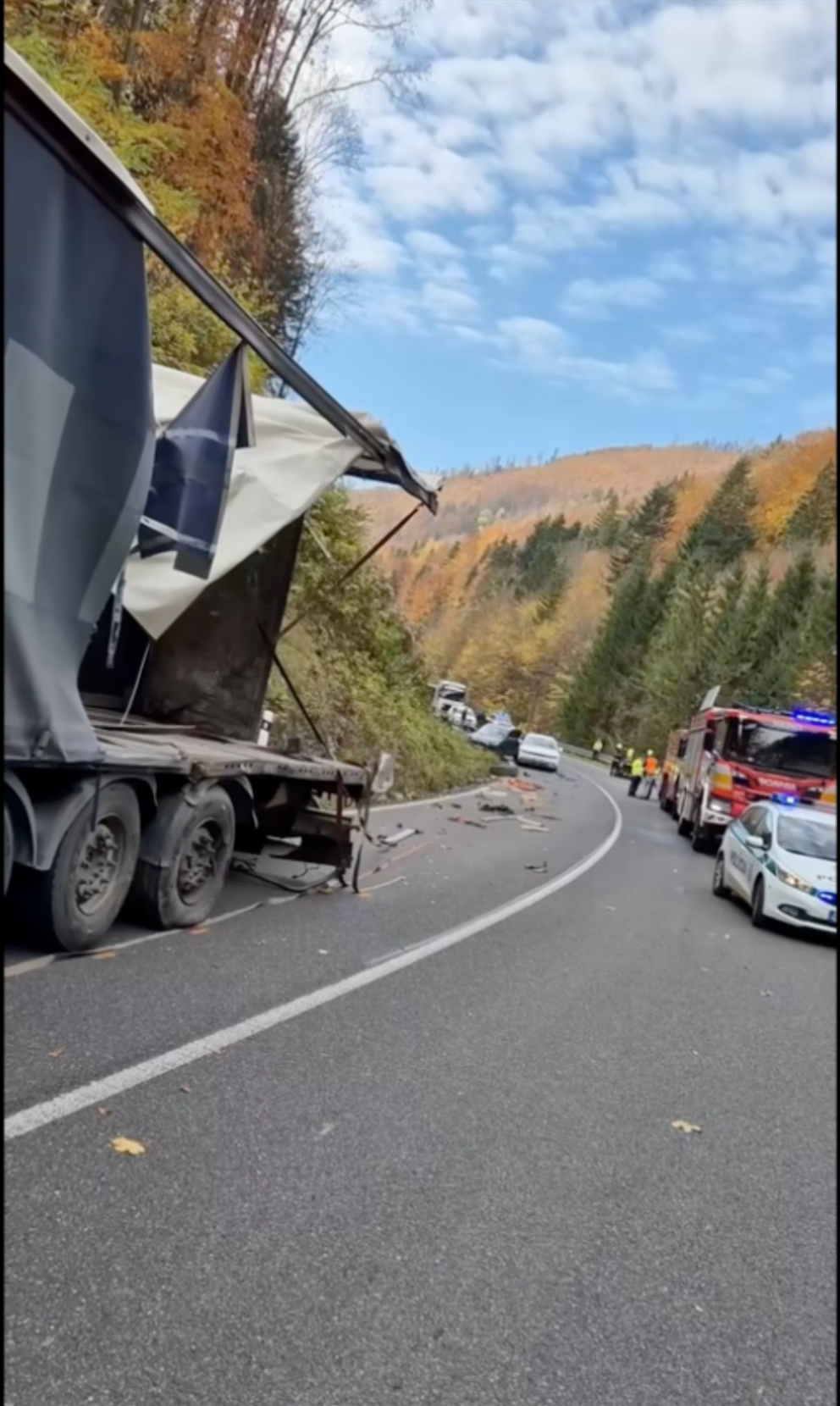 Hrozivá nehoda na ceste na Donovaly, vrazili do seba dva kamióny.