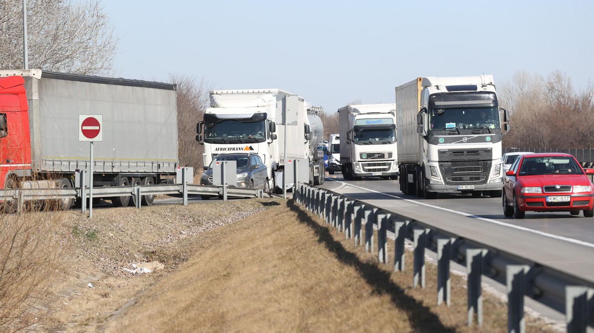 Felfüggesztik a kamionstopot a hatalmas hőség miatt