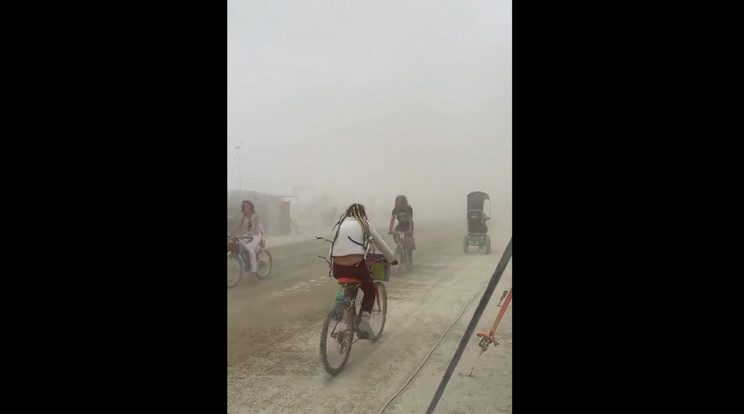 Elmosta a bulihangulatot a szélsőséges időjárás a Burning Man fesztiválon / Fotó: DEEP/Twitter