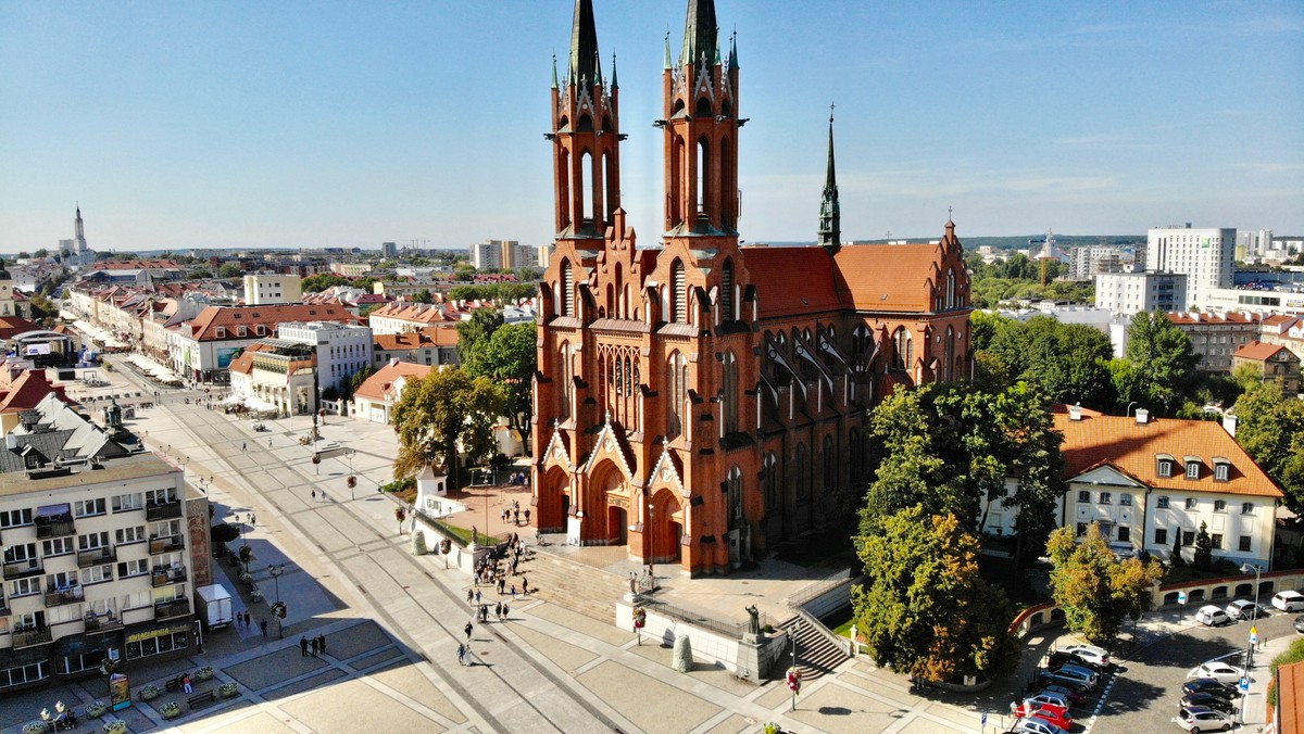 Białystok leży w północno-wschodniej Polsce - nad rzeką Białą - i jest stolicą województwa podlaskiego. To dziesiąte pod względem wielkości miasto kraju i największe w północno-wschodniej Polsce. Nazwę zawdzięcza przepływającej przez nie rzece, gdyż w staropolszczyźnie słowo „białystok” oznaczało czystą, bystrą rzekę. Bliskie sąsiedztwo Białorusi, Litwy i Rosji sprawiło, że przez wieki wspólnie żyły tu różne narodowości, co nadało miastu specyficzny wielokulturowy charakter. Tu znajduje się pałac Branickich z zabytkowym ogrodem, nietypowy ratusz, archikatedra i inne świątynie katolickie i prawosławne, w tym cerkiew Św. Ducha, największa świątynia prawosławna w Polsce. Jest także bardzo nowoczesna Opera i Filharmonia Podlaska. Przedstawiamy ciekawostki i najważniejsze informacje o Białymstoku, takie jak liczba mieszkańców czy powierzchnia miasta.