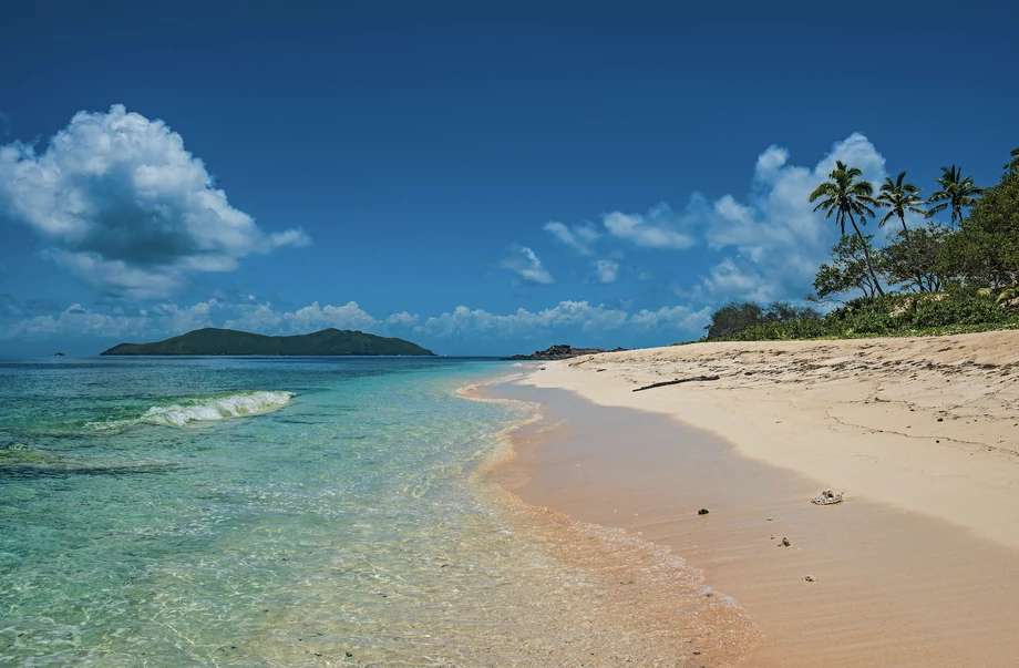 Poszukujący pięknych plaż jak z filmu „Cast Away: Poza światem” znajdą je na należącej do Fidżi wyspie Monuriki.